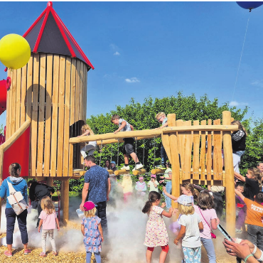 Raketenstart für den Nachwuchs - Mit viel Rauch zu neuen Ufern – die Rakete hebt ab und der Spielplatz ist offiziell eröffnet.