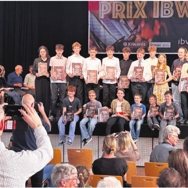 Musiktalente im Rampenlicht - Alle auf der Bühne haben einen Preis. Der Sieger des «Prix ibw» ist Joel Forster (vordere Reihe, dritter von links).