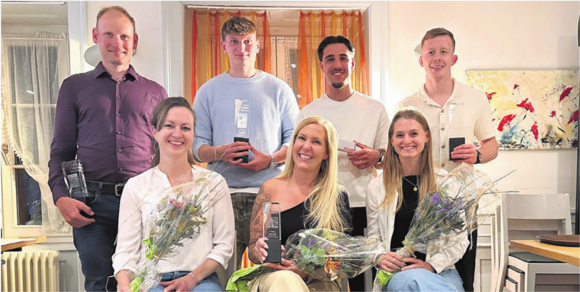 Die Sportler und ihre Begleitungen prägten die Ehrung. Hinten, von links: Urs Huber (Spezialpreis), Alessandro Vogt (Freiämter Sportler des Jahres) mit Kumpel Maurizio De Icco, Nino Leutert (2. Rang). Vorne: Corinne Furrer (Partnerin von Urs Huber), Tanja Pilgrim (Mutter von Alayah Pilgrim, 3. Rang) und Michelle Scherrer (Partnerin von Nino Leutert). Bild: Stefan Sprenger - Das Bild wird blockiert. – Möglicherweise durch einen aktiven Adblocker.