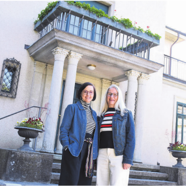 Party für das Aushängeschild - Freuen sich riesig auf das Jubiläumsfest: Museumsleiterin Petra Giezendanner (links) und Ruth Portmann, Präsidentin der Stiftung Freiämter Strohmuseum.
Bild: Daniel Marti