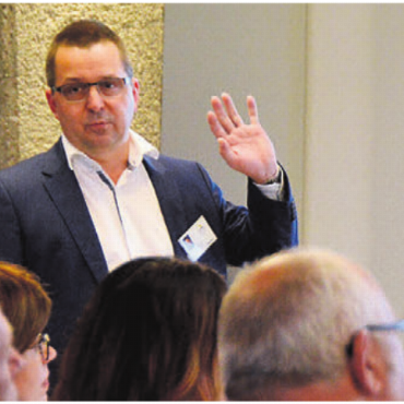 Gut, aber nicht gut genug - Daniel Strub, CEO, gab Einblick in die Finanzen des Spitals Muri. Bild: ake