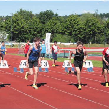 Feste für den Nachwuchs - Leichtathletik-Mekka Niedermatten: An zwei Wochenenden gab es ganz viele spannende Rennen zu erleben. 
Bild: sh