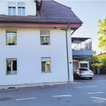 Das Puff im Schulhaus - Das allererste Schulhaus von Anglikon befand sich in diesem Gebäude an der Unterdorfstrasse. Später zog hier das Rotlicht-Lokal «Romantika» ein, heute ist es ein Wohnhaus.
