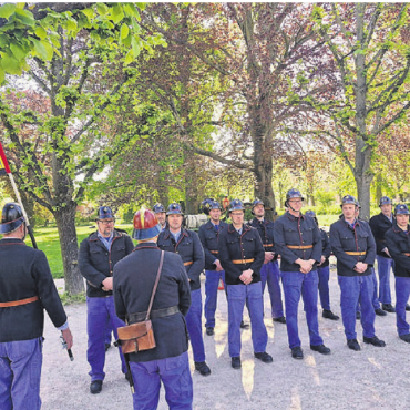 Löschauftrag ennet der Grenze - In festlicher Uniform werden die Aufstellung und der letzte Feinschliff vollzogen.