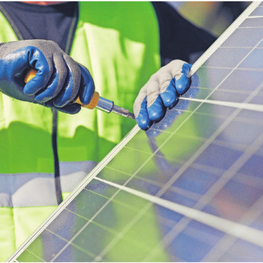 Nicht unter Zeitdruck handeln - Die starken Veränderungen auf dem Strommarkt, unter anderem die dezentrale Produktion durch Photovoltaik, fordern alle Energieversorger. Kleine Werke können dabei schnell an den Anschlag kommen. Bild: pixelio.de
