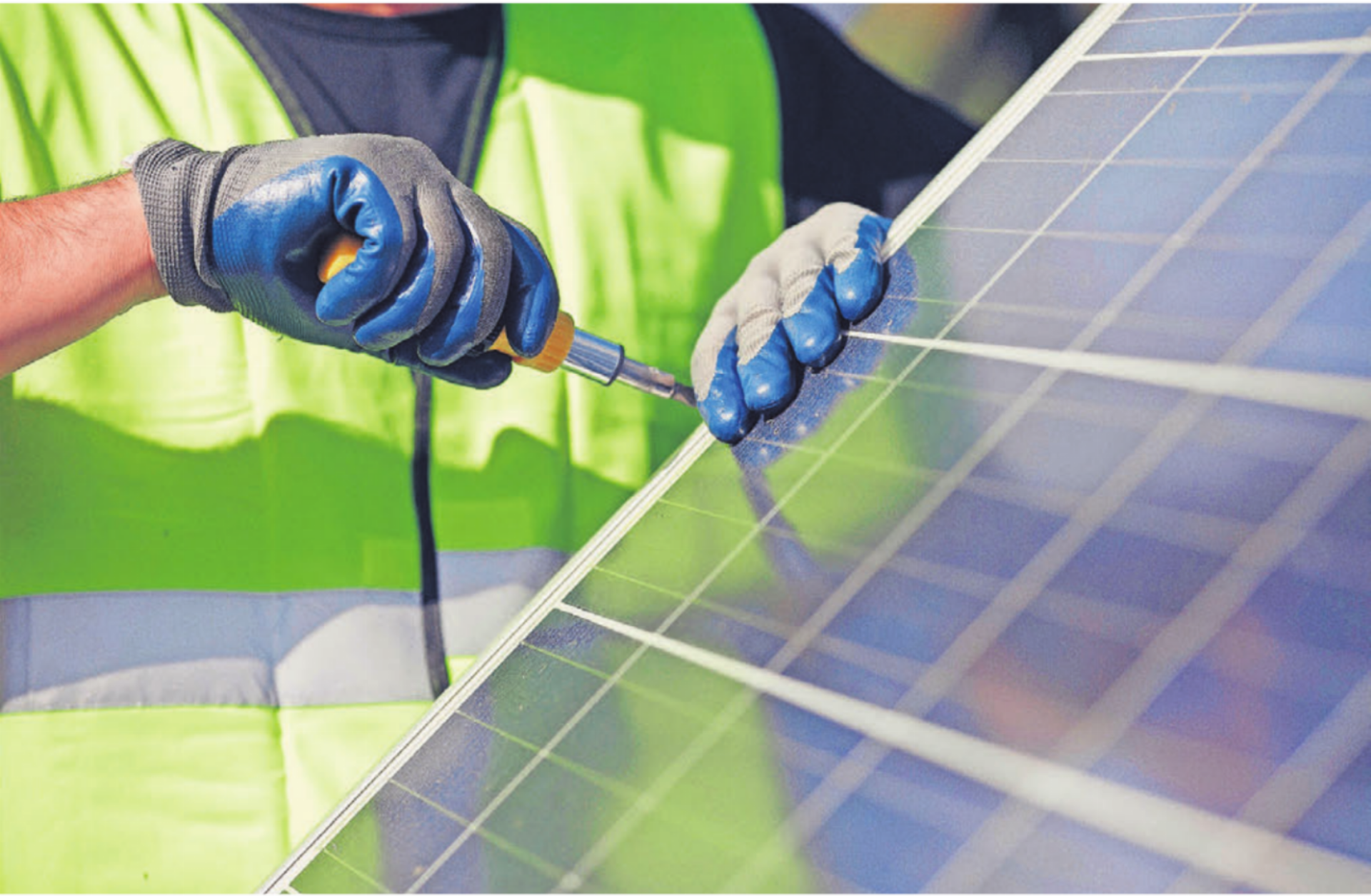 Die starken Veränderungen auf dem Strommarkt, unter anderem die dezentrale Produktion durch Photovoltaik, fordern alle Energieversorger. Kleine Werke können dabei schnell an den Anschlag kommen. Bild: pixelio.de - Das Bild wird blockiert. – Möglicherweise durch einen aktiven Adblocker.
