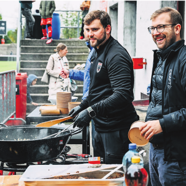 Der Gastro-Boss vom Brügglifeld - Mit Einsatz und Freude: Samuel Stutz (rechts) ist seit rund 2,5 Jahren der Chef der Brügglifeld Catering AG. Bilder: Sarah Rölli
