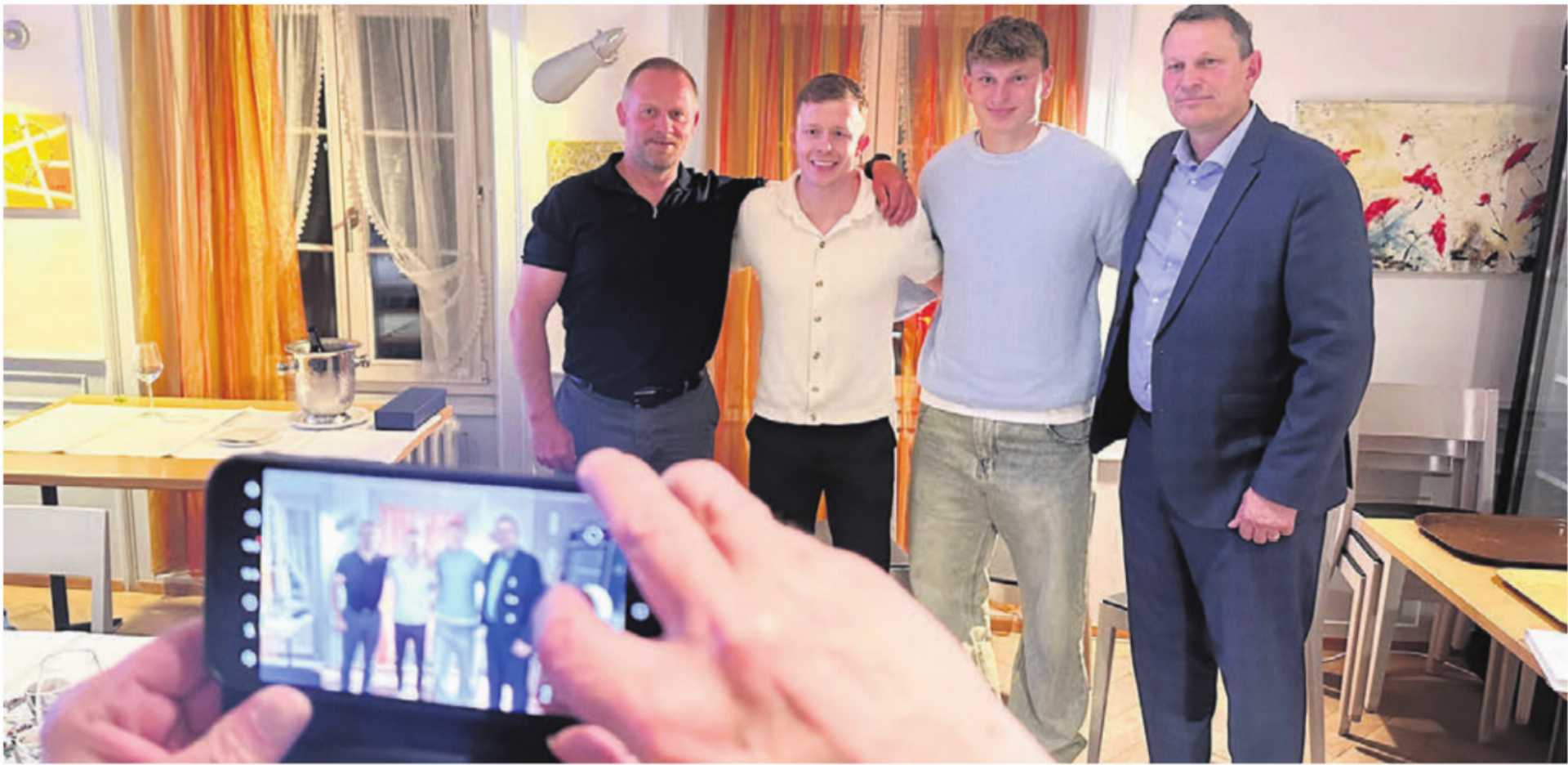 Väter und ihre Söhne. Von links: Marcel und Nino Leutert sowie Alessandro und Roland Vogt. Bild: Stefan Sprenger - Das Bild wird blockiert. – Möglicherweise durch einen aktiven Adblocker.