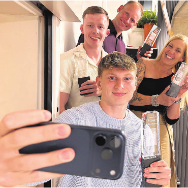 «Geniesst jede Minute» - Obligates Siegerselfie: Sieger Alessandro Vogt (vorne) mit Nino Leutert (2. Rang), Tanja Pilgrim (Mutter von Alayah Pilgrim, 3. Rang) und Spezialpreis-Gewinner Urs Huber. Bilder: Stefan Sprenger