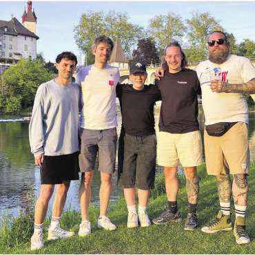 «Nun muss es wieder aufgehen» - Auch der Nachwuchs hilft tatkräftig mit: Merlin Fürst (Mitte) war bei der Überarbeitung des FIDM-Kinderprogramms am Festivalsamstag massgeblich beteiligt. Nico Schulthess, Patrick Fürst, Jonas Schüpfer und Pascal Egger (von links) sind Teil des Erwachsenen-OKs. Es fehlen: Juri Tirez, Jaël Kaufmann, Sarah Tirez, Ramona Maier, Severin Peer, Philippe Attiger, Lukas Koller. Bild: zg