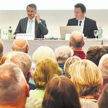 Klares Ja zur Sanierung - Dicht gefüllte Reihen an der Gemeindeversammlung in Jonen. Auf der Bühne, von links: Juli Huber, Dieter Brodbeck, Ammann Philipp Ackermann, Gemeindeschreiber Lorenz Staubli, Doris Haas und Franz Odermatt.
Bild: Thomas Stöckli
