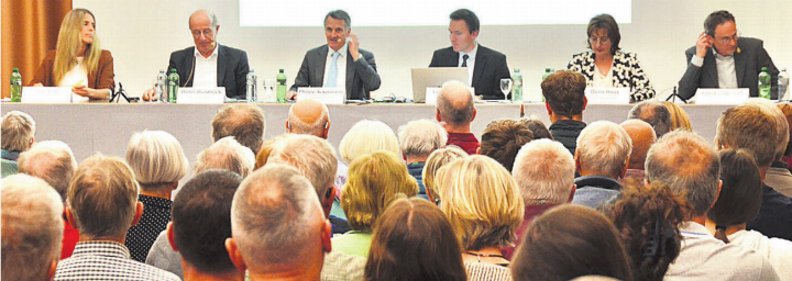 Dicht gefüllte Reihen an der Gemeindeversammlung in Jonen. Auf der Bühne, von links: Juli Huber, Dieter Brodbeck, Ammann Philipp Ackermann, Gemeindeschreiber Lorenz Staubli, Doris Haas und Franz Odermatt.
Bild: Thomas Stöckli