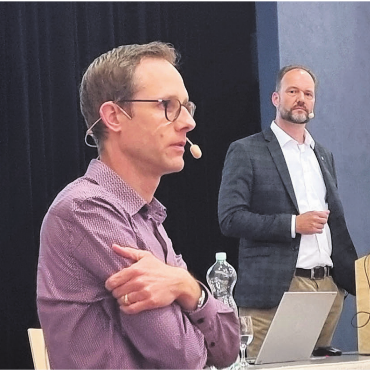 Bünz sicher und zugänglich machen - Projektleiter Silvio Moser, Vordergrund, und Gemeinderat Christoph Meyer führten durch die Vorstellung des Grossprojekts, über das an der Einwohnergemeindeversammlung vom 17. Juni abgestimmt wird. Bild: Verena Anna Wigger