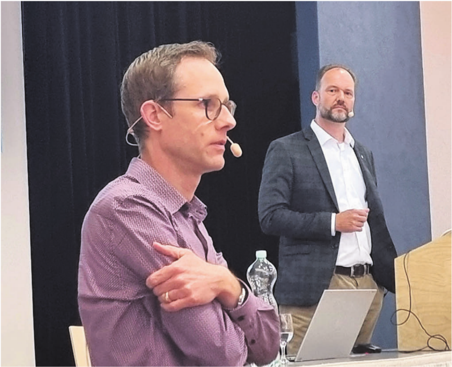 Projektleiter Silvio Moser, Vordergrund, und Gemeinderat Christoph Meyer führten durch die Vorstellung des Grossprojekts, über das an der Einwohnergemeindeversammlung vom 17. Juni abgestimmt wird. Bild: Verena Anna Wigger - Das Bild wird blockiert. – Möglicherweise durch einen aktiven Adblocker.