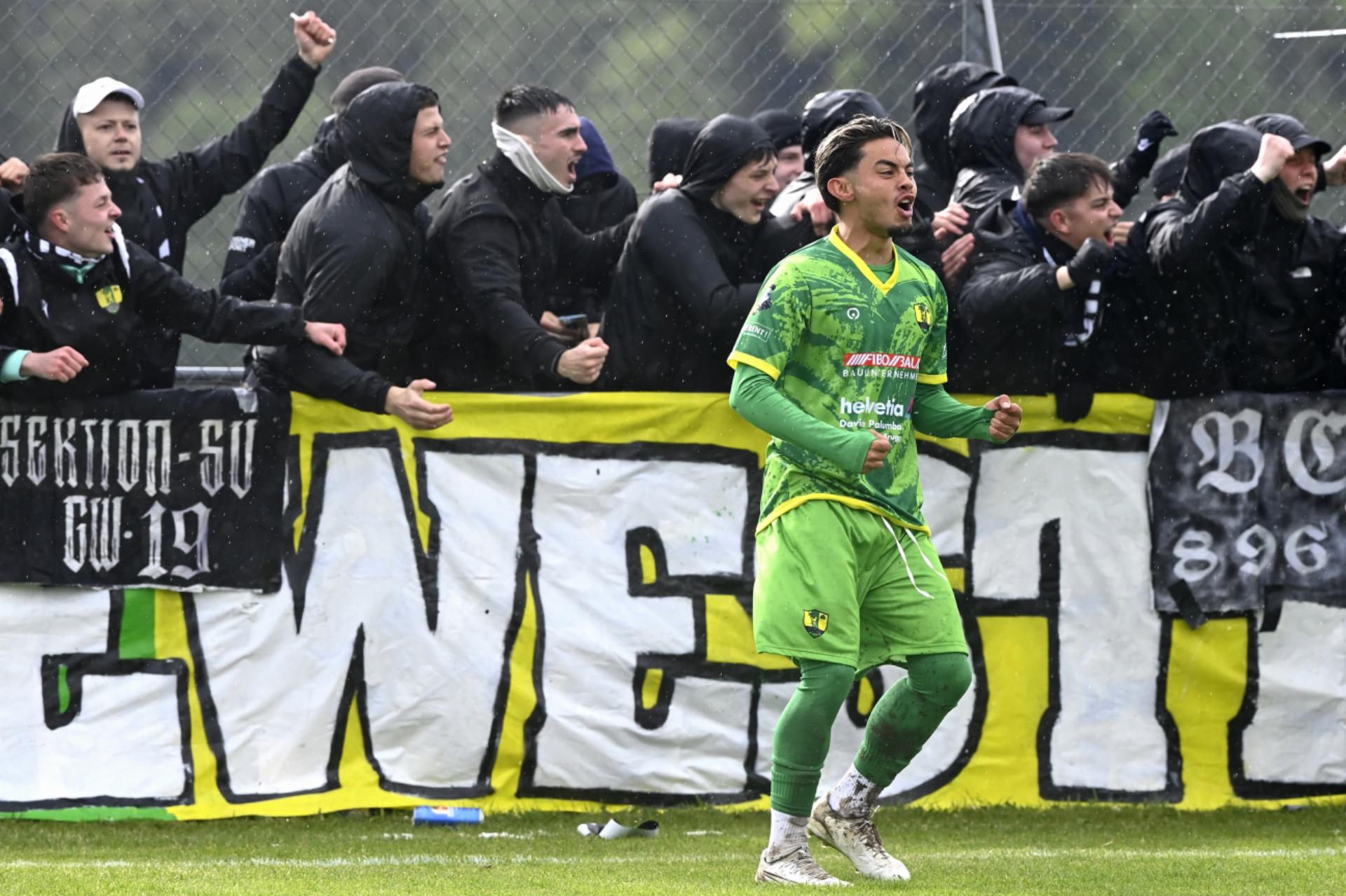Devin Baumann bejubelt sein Tor zum 1:0 für den FC Mutschellen. Am Ende setzten sich die Freiämter im Cupfinal mit 4:2 nach Verlängerung durch. Bild: Alexander Wagner - Das Bild wird blockiert. – Möglicherweise durch einen aktiven Adblocker.