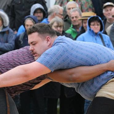 Schwingen: Zwei Kränze am «Baselstädtischen» - Einer von zwei Freiämter, die in Basel einen Kranz gewonnen haben: Lukas Döbeli (rechts). Bild: Archiv/spr