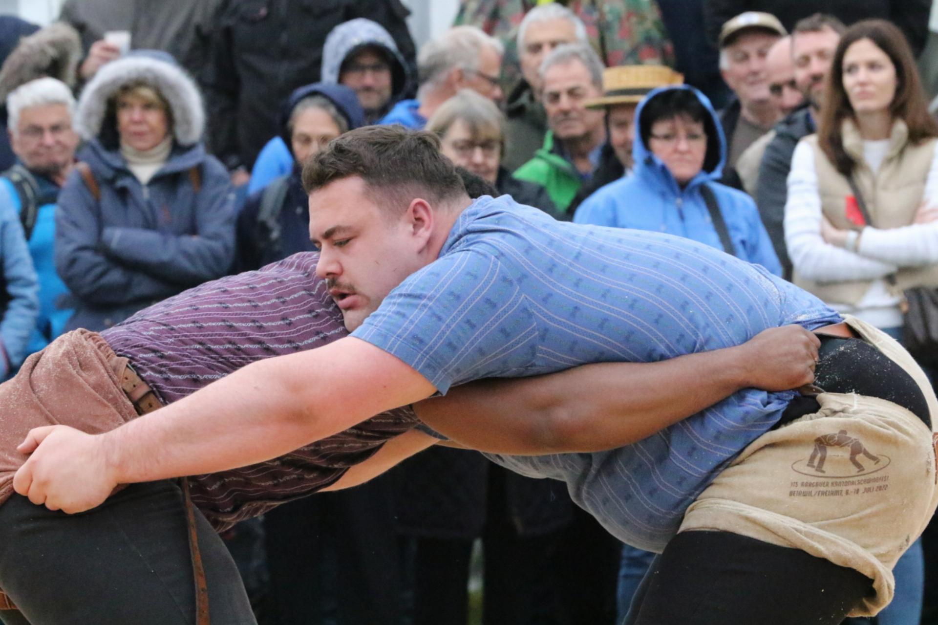 Einer von zwei Freiämter, die in Basel einen Kranz gewonnen haben: Lukas Döbeli (rechts). Bild: Archiv/spr - Das Bild wird blockiert. – Möglicherweise durch einen aktiven Adblocker.