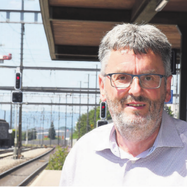 «Die Schweizer lieben den ÖV» - Buchautor Peter Füglistaler am Bahnhof Wohlen: Die Aufnahme stammt vom August 2024, kurz nach seiner Pensionierung als Direktor des Bundesamts für Verkehr.    Bild: Archiv/dm