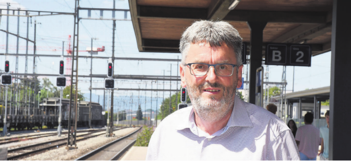 Buchautor Peter Füglistaler am Bahnhof Wohlen: Die Aufnahme stammt vom August 2024, kurz nach seiner Pensionierung als Direktor des Bundesamts für Verkehr.    Bild: Archiv/dm