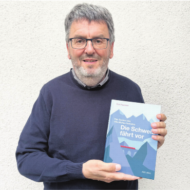 «Die Schweizer lieben den ÖV» - Ein umfassendes Werk präsentiert: Peter Füglistaler, ehemaliger Direktor des Bundesamts für Verkehr, erläutert in seinem Buch «Die Schweiz fährt vor», wie der öffentliche Verkehr als System erfolgreich funktioniert.    Bild: pd
