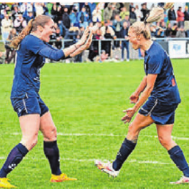 «Miss Cup» schlägt wieder zu - Michelle Liebi (links) und Sandy Steinmann erzielen die Wohler Tore.    Bild: sh