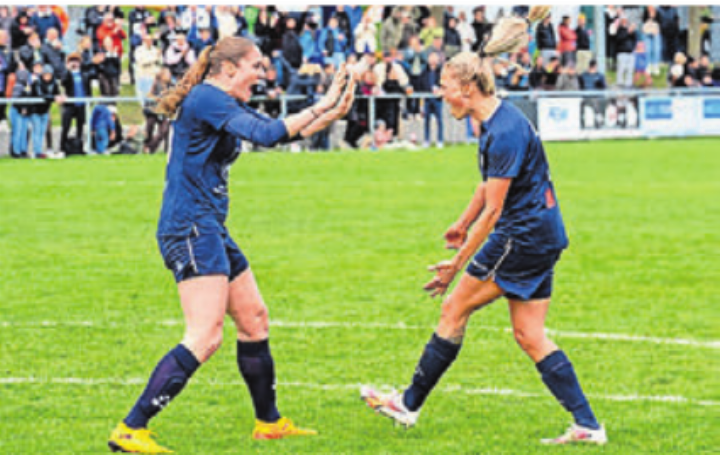 Michelle Liebi (links) und Sandy Steinmann erzielen die Wohler Tore.    Bild: sh