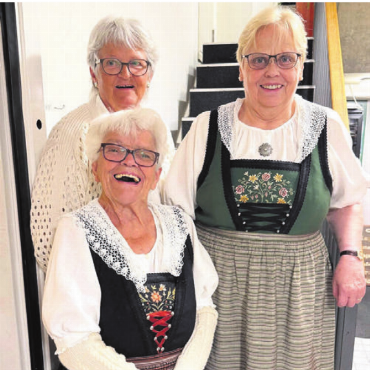 Aktives Vereinsleben – bald 100-Jahr-Jubiläum - Folgende Jubilarinnen werden verdientermassen geehrt (v. l.): Maja Wittwer, 10 Jahre; Hedy Vock, 55 Jahre; Bertha Hübscher, 20 Jahre.    Bilder: zg