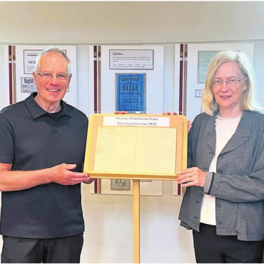 Im Zeichen des Jubiläums - Freude und Stolz auf die Jubiläumsausstellung «100 Jahre Reformierte Kirche Wohlen (v. l.): Kirchenpflegepräsident Michael Stalder, Martin Bruggisser, Christine Bruggisser und Pfarrerin Sabine Herold.    Bilder: Walter Minder