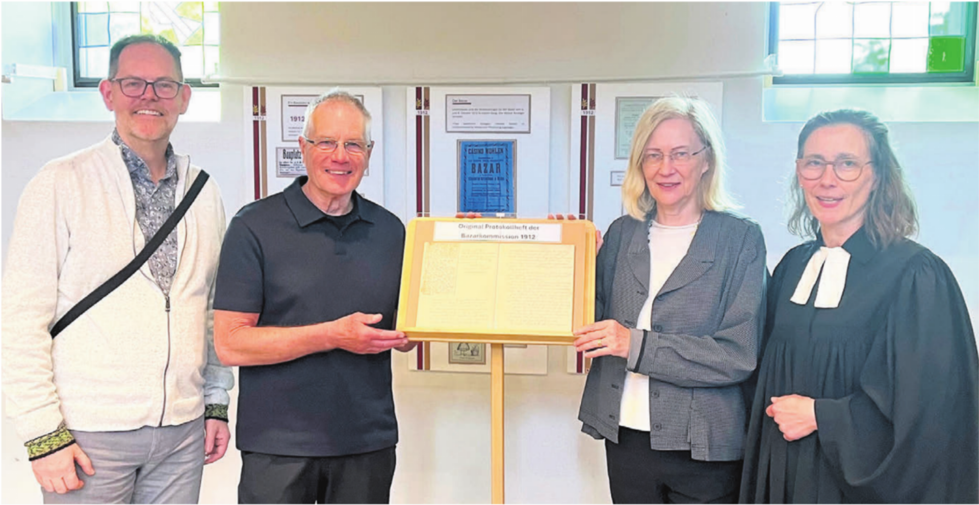 Freude und Stolz auf die Jubiläumsausstellung «100 Jahre Reformierte Kirche Wohlen (v. l.): Kirchenpflegepräsident Michael Stalder, Martin Bruggisser, Christine Bruggisser und Pfarrerin Sabine Herold.    Bilder: Walter Minder - Das Bild wird blockiert. – Möglicherweise durch einen aktiven Adblocker.