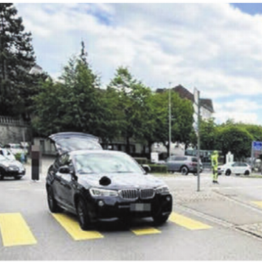 Rettungshelikopter im Einsatz - Auf dem Fussgängerstreifen kam es zur Kollision zwischen dem Auto und der Fussgängerin.   Bild: pd