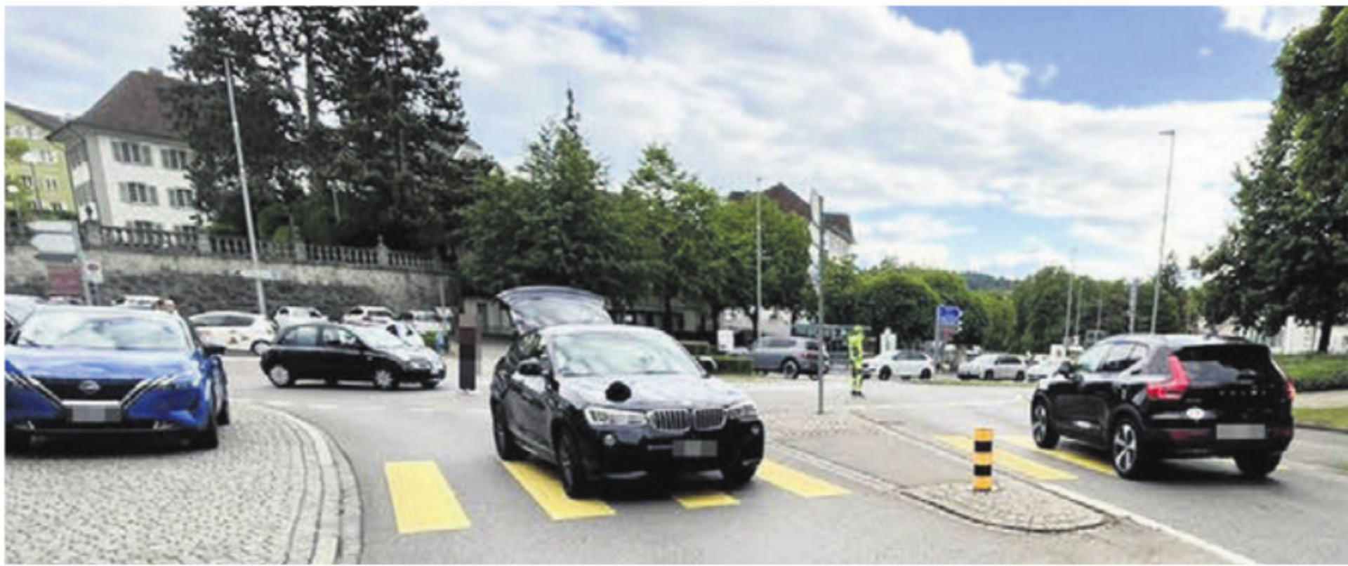 Auf dem Fussgängerstreifen kam es zur Kollision zwischen dem Auto und der Fussgängerin.   Bild: pd - Das Bild wird blockiert. – Möglicherweise durch einen aktiven Adblocker.