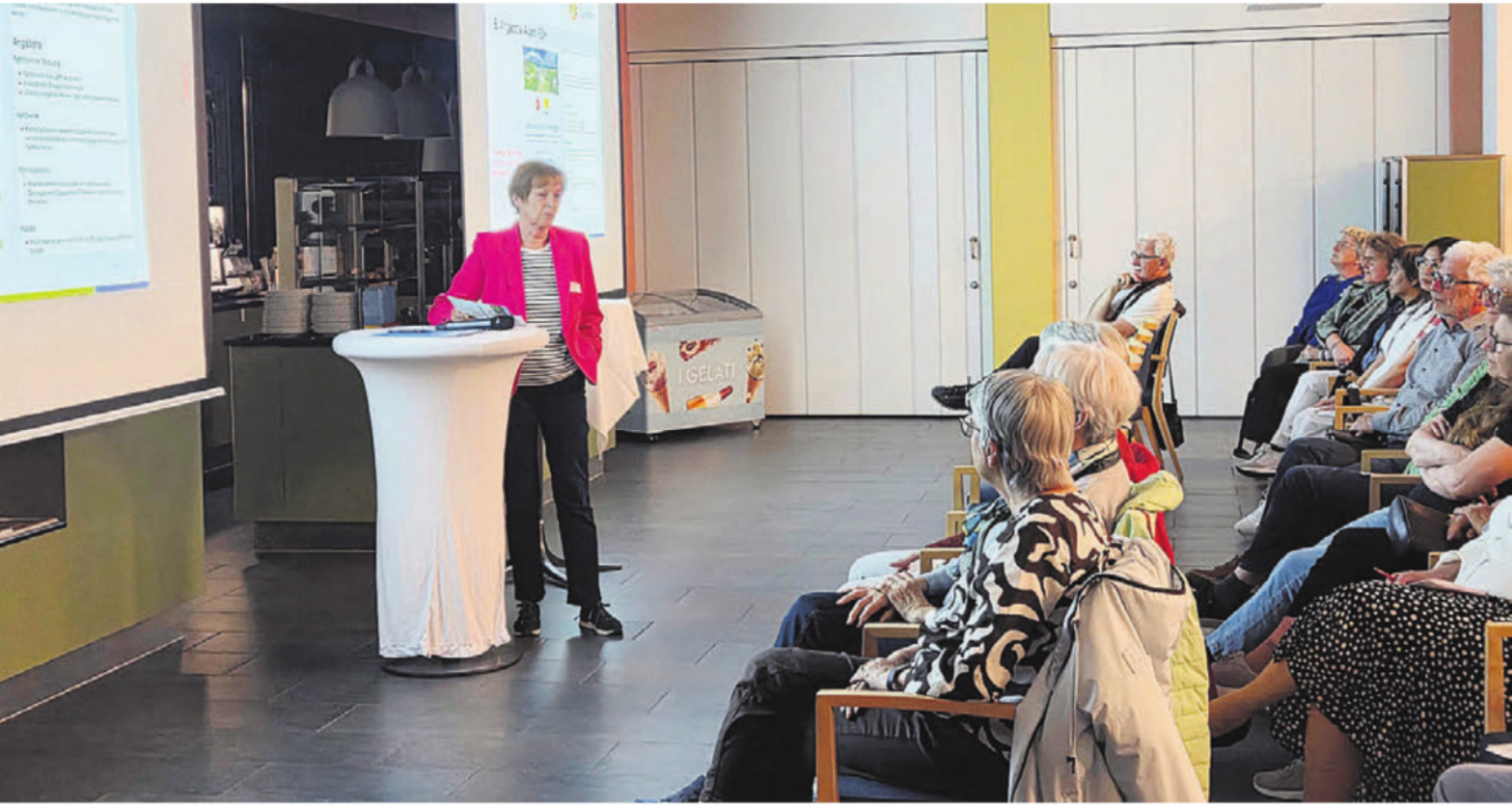 Rita Stöckli von der Arbeitsgruppe Avanti 60  informiert über die verschiedenen Angebote in Villmergen.    Bild: Monica Rast - Das Bild wird blockiert. – Möglicherweise durch einen aktiven Adblocker.