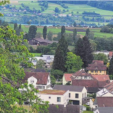 Kaum noch Berührungspunkte - Ganz nah: Von gewissen Sarmenstorfer Quartieren aus hat man einen Blick auf den Hallwilersee und das Seetal. In Sachen Regionalplanung aber ist man eher Richtung Bünztal ausgerichtet.    Bild: Chregi Hansen