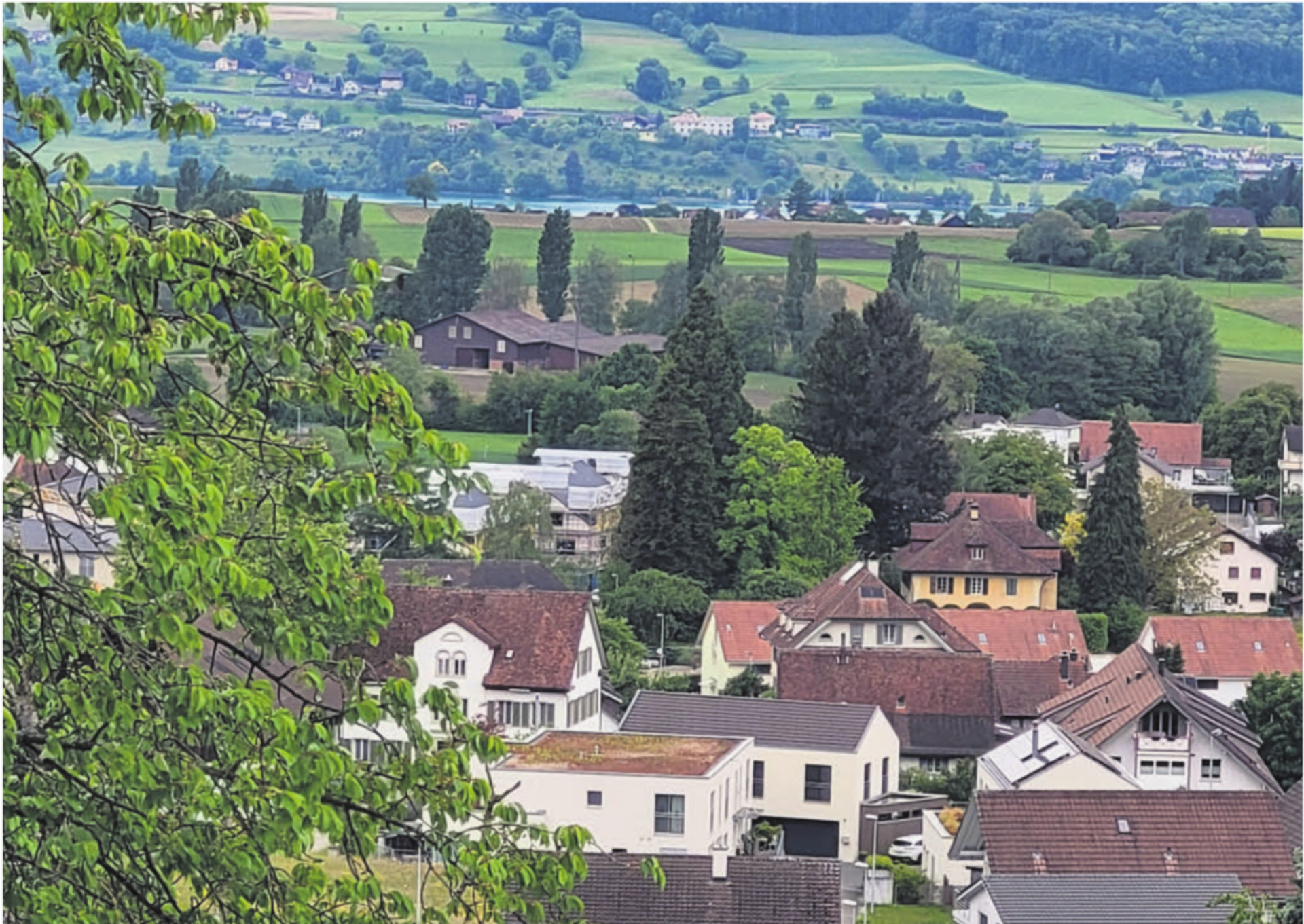 Ganz nah: Von gewissen Sarmenstorfer Quartieren aus hat man einen Blick auf den Hallwilersee und das Seetal. In Sachen Regionalplanung aber ist man eher Richtung Bünztal ausgerichtet.    Bild: Chregi Hansen - Das Bild wird blockiert. – Möglicherweise durch einen aktiven Adblocker.