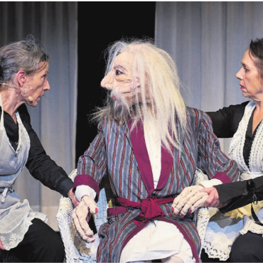 «Auf Bäume klettern» - Ein faszinierendes Miteinander von Schauspielerinnen und Puppe.    Bild: zg