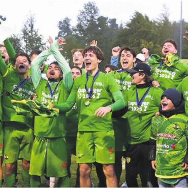 Erst Drama, dann Party - Co-Trainer Jürg Mauberger streckt den Pokal dem feiernden Team entgegen.    Bilder: Alexander Wagner