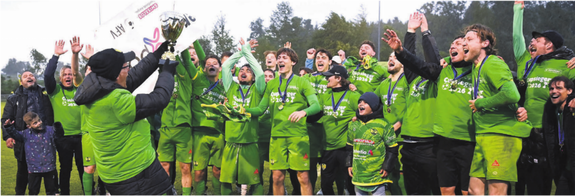 Co-Trainer Jürg Mauberger streckt den Pokal dem feiernden Team entgegen.    Bilder: Alexander Wagner - Das Bild wird blockiert. – Möglicherweise durch einen aktiven Adblocker.