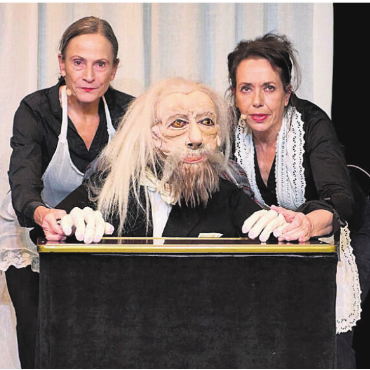 Tolstoi-Novelle im Kellertheater - Das Stück verbindet Schauspielerei mit Puppenspiel. Bild: zg
