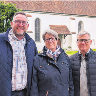 Der Dritte im Bunde zögert - Die Kirchgemeinde Bremgarten mit Kornel Wick (l.) schliesst sich mit derjenigen von Clivia Kempter und Hermetschwil-Staffeln zusammen. Für Zufikon und Martin Villiger kommt eine Vereinigung mit den beiden anderen zu früh.    Bild: Marco Huwyler