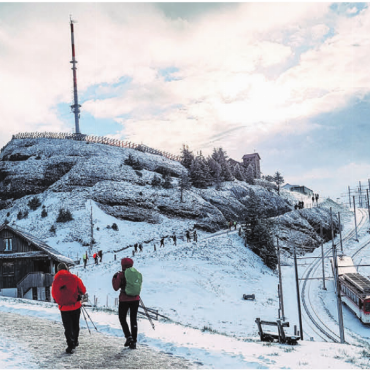 Vom Frühling in den Winter - Fast am Ziel: Die Rigi war bei der Ankunft mit Schnee «gezuckert».