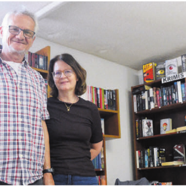 4500 Bücher als Dekoration - Sie freuen sich: Roland Stöckli und Petra Siegrist vom Buch-Brocki in Muri.