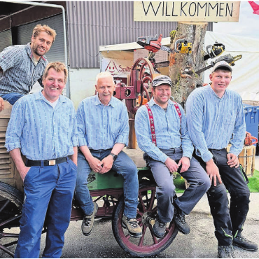 Mechanik, Bier und Geselligkeit - Sie organisieren das Treffen: OK-Mitglieder Adrian Marti, Nicklaus Rymann, Martin Wyrsch, Christian Keusch und Nils Christen (von links).