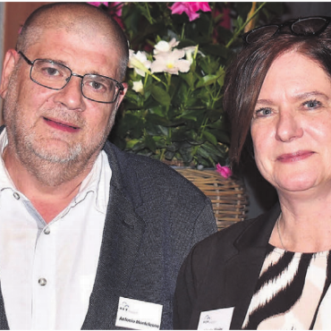 Hände weg vom Vermögen - Die langjährigen Vorstandsmitglieder Nicole Meier (Bünzen) und Antonio Monteleone (Wohlen) traten zurück. Sie wurden zu Ehrenmitgliedern ernannt. Bild: Erika Obrist