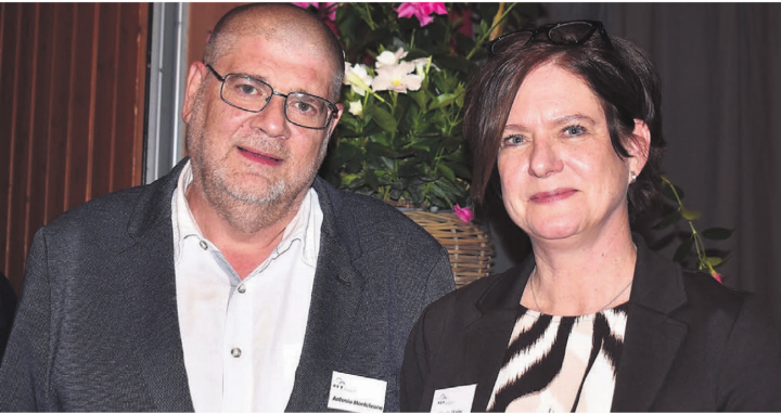 Die langjährigen Vorstandsmitglieder Nicole Meier (Bünzen) und Antonio Monteleone (Wohlen) traten zurück. Sie wurden zu Ehrenmitgliedern ernannt. Bild: Erika Obrist