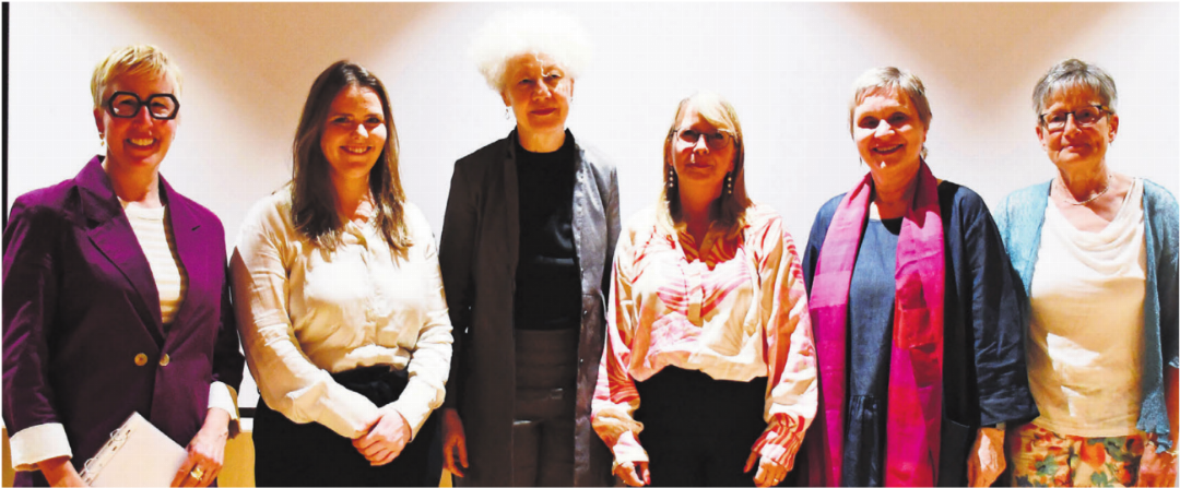 Möchten das Erbe von Gertrud Heinzelmann weiterführen (v. l.): Moderatorin Carmen Frei (Frauenbund Schweiz), Martina Arnet (Einwohnerrätin Wohlen), Historikerin Barbara Kopp, Aargauer Grossrätin Karin Koch Wick, Katharina Jost Graf (Theologin und Co-Präsidentin Frauenbund Schweiz) und Caroline Küng (AKF Fachgruppe). Bilder: Monica Rast Möchten das Erbe von Gertrud Heinzelmann weiterführen (v. l.): Moderatorin Carmen Frei (Frauenbund Schweiz), Martina Arnet (Einwohnerrätin Wohlen), Historikerin Barbara Kopp, Aargauer Grossrätin Karin Koch Wick, Katharina Jost Graf (Theologin und Co-Präsidentin Frauenbund Schweiz) und Caroline Küng (AKF Fachgruppe). Bilder: Monica Rast