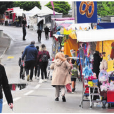 Tristesse anstatt Markttreiben - Das macht wenig Spass: Marktstände nur auf einer Seite. Bild: mo