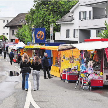 Tristesse anstatt Markttreiben - Das gab ein tristes Bild ab: Die Marktstände durften nur noch auf einer Strassenseite der Bünzstrasse aufgestellt werden.
Bilder: Monica Rast