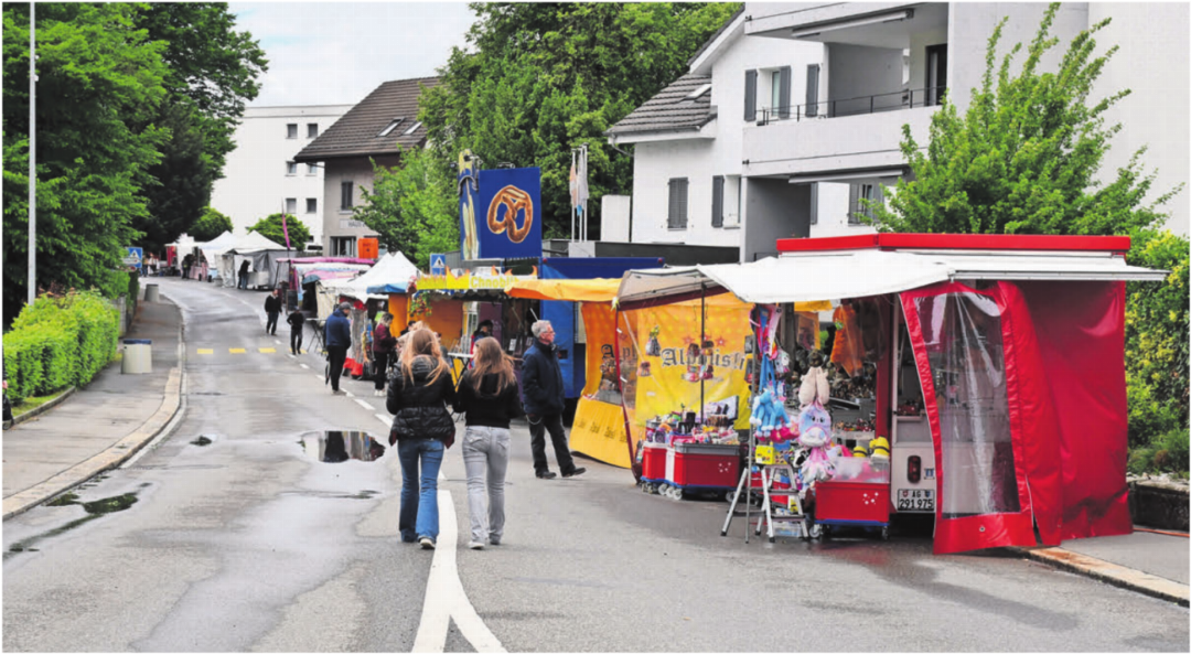 Das gab ein tristes Bild ab: Die Marktstände durften nur noch auf einer Strassenseite der Bünzstrasse aufgestellt werden.
Bilder: Monica Rast Das gab ein tristes Bild ab: Die Marktstände durften nur noch auf einer Strassenseite der Bünzstrasse aufgestellt werden.
Bilder: Monica Rast