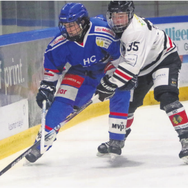 Drei Tage Eishockey-Party - Für den HC Wohlen Freiamt (in Blau) gab es während der Saison nicht immer Grund zum Feiern. Zum 55-Jahr-Jubiläum steigt aber 
eine dreitägige Party mit diversen Bands. Am Sonntag 
des Festweekends werden die Spielerinnen und Spieler des HC Wohlen Freiamt der Öffentlichkeit vorgestellt.
Bild: Archiv/jl