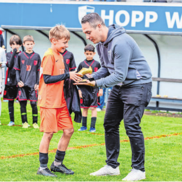 Stimmung wurde nicht verhagelt - Alessandro Vicedomini von Bonacura Sports (rechts) übergibt den Goldenen Schuh für den besten Spieler der Kategorie E2 gleich persönlich.